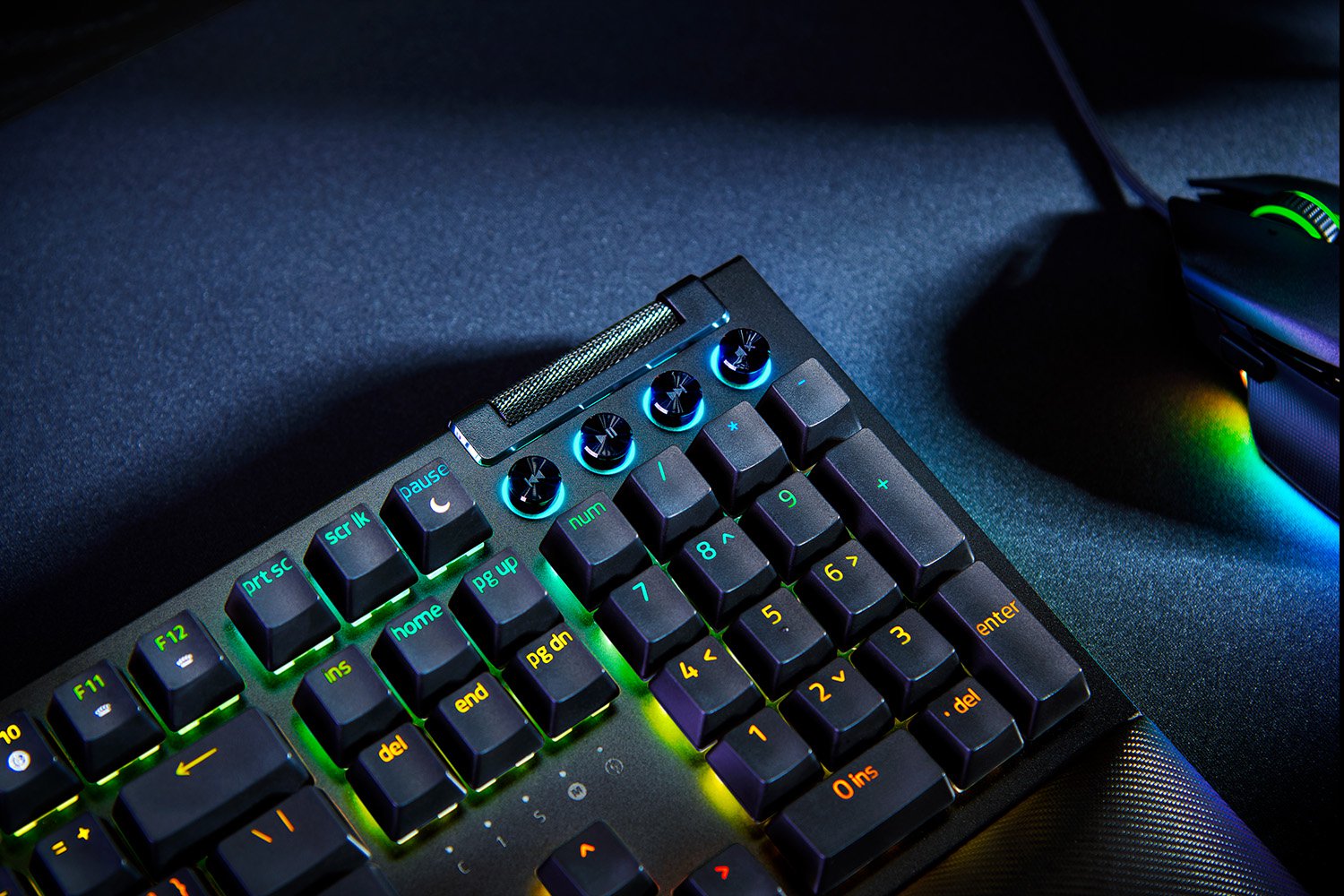 Razer BlackWidow V4 (Yellow Switch), Black